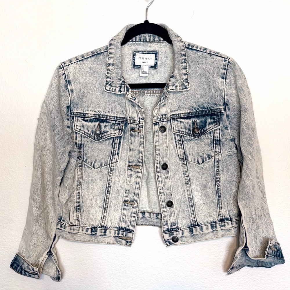Forever 21 Women's Light Wash Denim Jacket Small